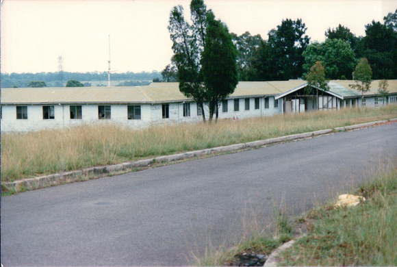 1985c 12 Edn Wng from main road