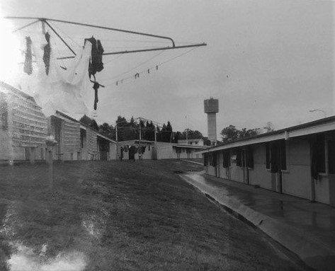 1971 110g Washing Day Between the Huts Williams 713 photo